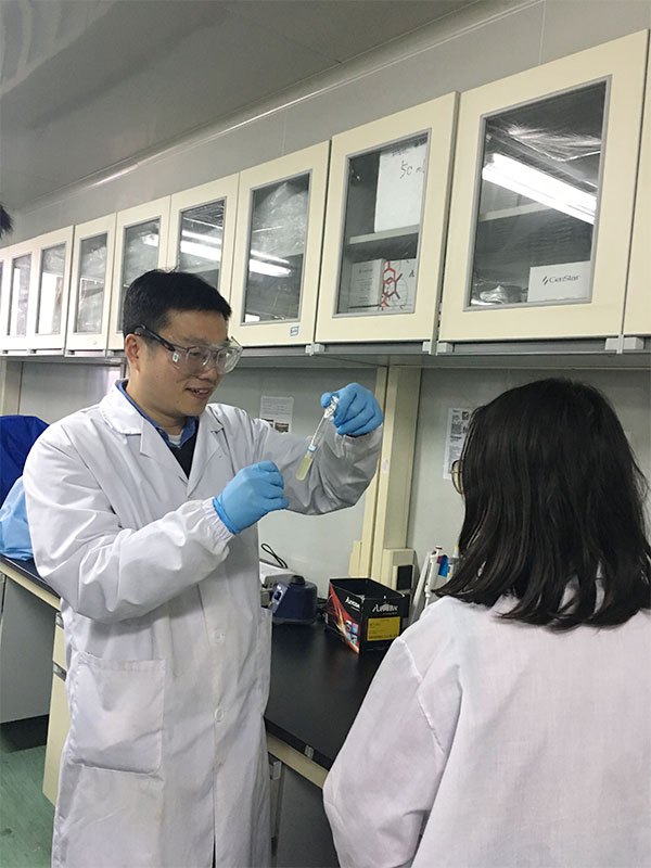 　　武漢百納禮康生物制藥有限公司成立于2017年，公司擁有一支高素質(zhì)的專(zhuān)業(yè)技術(shù)團隊，由海外歸國專(zhuān)家、博士和高級技術(shù)職稱(chēng)專(zhuān)家組成，業(yè)務(wù)骨干均有多年的專(zhuān)業(yè)工作經(jīng)歷，員工具有較高的專(zhuān)業(yè)知識和技能水平，對長(cháng)效緩釋藥物的研發(fā)、中試、放大生產(chǎn)具有很深厚的經(jīng)驗積累和技術(shù)實(shí)力。