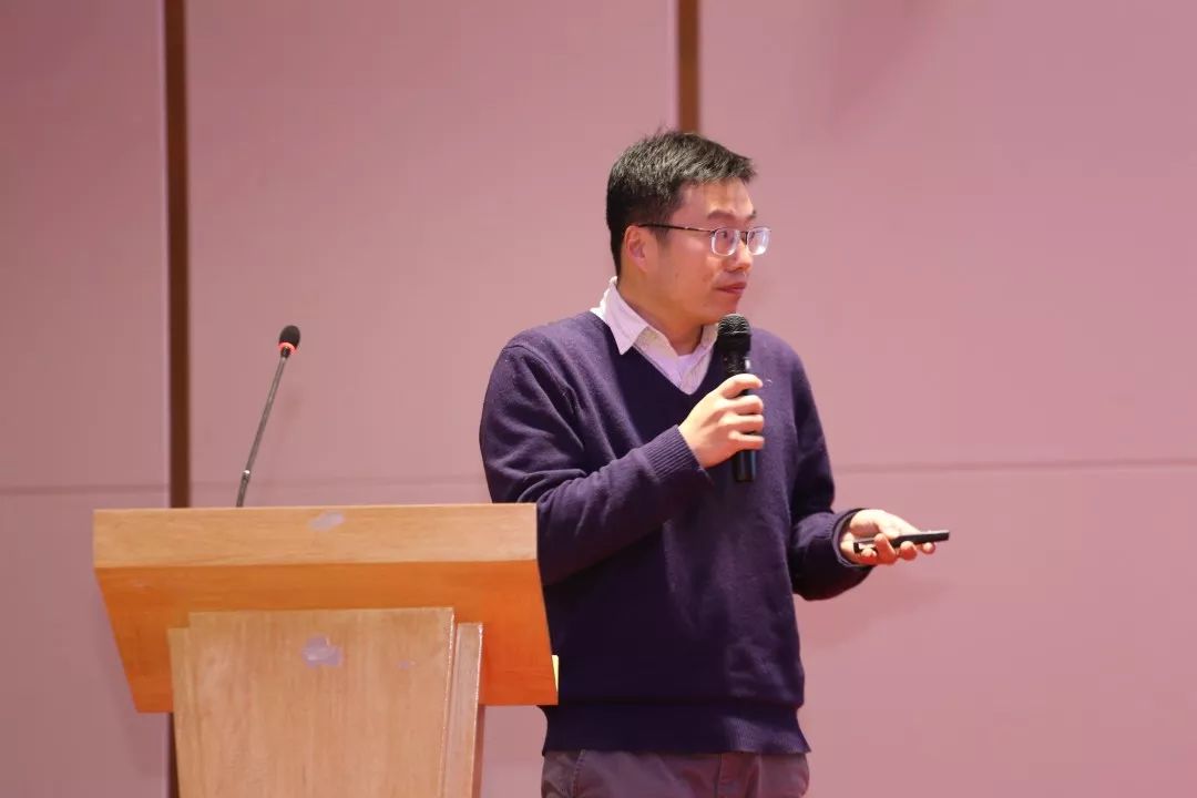　　對于使用胰島素、激素調控藥、蛋白多肽類(lèi)生物藥的患者來(lái)說(shuō)，因為需要定期及長(cháng)期的注射來(lái)進(jìn)行治療，容易對身心造成較大的負擔。  　　如果僅注射一次藥物就可獲得長(cháng)時(shí)間的藥效作用，既能達到治療疾病的效果，同時(shí)也能減輕患者的痛苦，那這種藥物患者是否更加容易接受?  　　這就是“注射用緩控釋給藥技術(shù)”，這種技術(shù)不但克服了口服緩控釋給藥的不足，還彌補了普通注射劑給藥頻繁的特點(diǎn)。  　　比如：該技術(shù)可從每天注射轉為每月注射，降低注射劑量和頻次，極大地提高順應性;可實(shí)現患者自行給藥;在藥效方面降低了藥物毒副作用等。  　　武漢百納禮康生物制藥有限公司官網(wǎng)  　　可以說(shuō)，注射用緩控釋給藥技術(shù)是生物醫藥創(chuàng  )新的重要方向。3551人才羅亮，正是因為看中了這一點(diǎn)，創(chuàng  )立了武漢百納禮康生物制藥有限公司，致力于“注射用緩控釋給藥技術(shù)”的研發(fā)。  　　他在接受媒體采訪(fǎng)時(shí)曾說(shuō)，新藥(NCE)研發(fā)成功率非常低，一般來(lái)說(shuō)，拿到臨床批件后，NCE研發(fā)成功率僅為10%左右;而給藥系統研發(fā)投入小，周期短且風(fēng)險低，商業(yè)回報率高。  　　羅亮  　　羅亮是華中科技大學(xué)生命科學(xué)與技術(shù)學(xué)院的博士生導師，同時(shí)也是國家納米藥物工程技術(shù)研究中心制劑平臺的負責人。  　　2009年，他在獲美國紐約州立大學(xué)石溪分校博士學(xué)位后，在美國明尼蘇達大學(xué)化工材料系進(jìn)行博士后研究工作。此后，他曾在海外醫藥公司任研究科學(xué)家，從事藥物晶型與固體制劑的篩選工作。  　　2013 年起，羅亮進(jìn)入了生物制藥領(lǐng)域具有行業(yè)頂尖水平的企業(yè)擔任研究員，開(kāi)始進(jìn)行新型長(cháng)效緩釋注射劑產(chǎn)品的研究與開(kāi)發(fā)。  　　百納禮康部分產(chǎn)品|圖源：百納禮康官網(wǎng)  　　回國之后，他創(chuàng  )立了武漢百納禮康，依托國家納米藥物工程技術(shù)研究中心新藥設備平臺，以納米液晶凝膠緩釋技術(shù)為基礎，研發(fā)新型的可注射型納米液晶凝膠長(cháng)效緩釋制劑產(chǎn)品。  　　通過(guò)結合臨床需求，這項技術(shù)可對現有用于阿茲海默病、腫瘤、麻醉、內分泌等疾病治療的藥物進(jìn)行劑型改良。  　　2017年，羅亮入選了第十批“3551光谷人才計劃”，武漢百納禮康也獲得了光谷人才基金的天使投資。獲得投資后，企業(yè)進(jìn)一步加速了相關(guān)產(chǎn)品及技術(shù)的研發(fā)。  　　經(jīng)過(guò)近3年的開(kāi)發(fā)工作，公司已建立起成熟的納米液晶凝膠制劑工程化技術(shù)平臺，圍繞新型液晶凝膠長(cháng)效緩釋注射技術(shù)，已獲得多項授權專(zhuān)利。  　　通過(guò)自主研發(fā)，武漢百納禮康實(shí)現了緩釋凝膠材料的技術(shù)突破，同時(shí)，企業(yè)以納米液晶凝膠技術(shù)為基礎的改良型新藥奧曲肽液晶凝膠制劑，已經(jīng)完成包括動(dòng)物試驗評價(jià)、中試放大、穩定考察等臨床前研究工作。  　　目前，百納禮康的首個(gè)產(chǎn)品研發(fā)進(jìn)展迅速，預計在不久的將來(lái)，公司的新型液晶凝膠長(cháng)效緩釋注射制劑將逐步進(jìn)入市場(chǎng)，造福更多的患者。